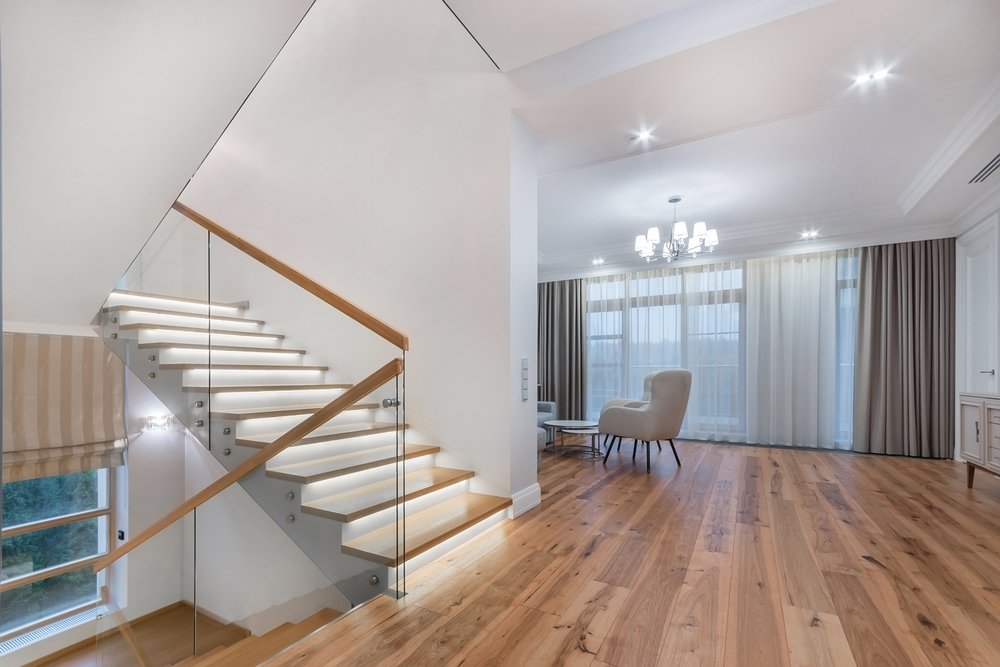 Een trapgat met perfect aangebracht glasvezelbehang, gekenmerkt door een glad en sterk oppervlak, als voorbeeld van een geslaagde traprenovatie met duurzaam en stijlvol behang.