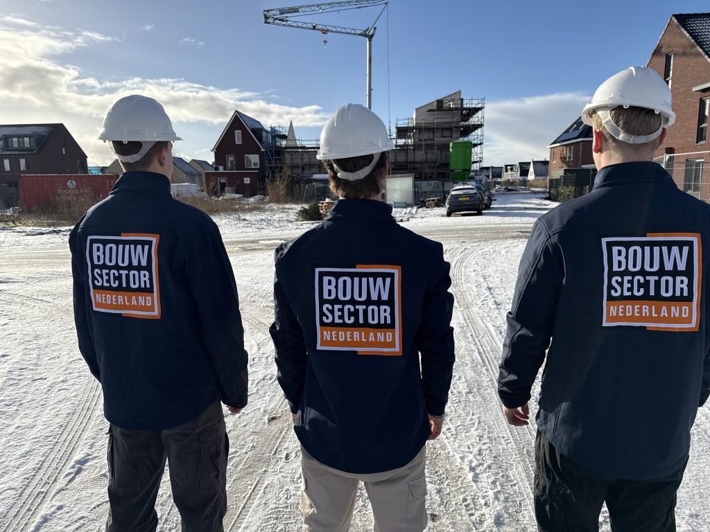 Drie vakmensen van Bouwsector Nederland met witte helm voor nieuwbouwwoningen in aanbouw